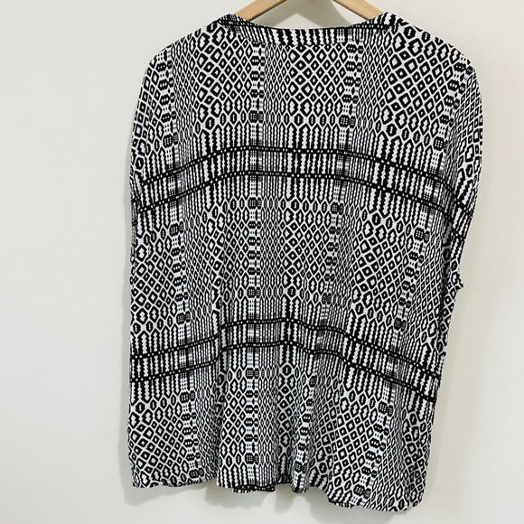 Black & White Ikat Tribal PRint Sleeveless Top By Ruby Rd. Size L - Picture 5 of 8